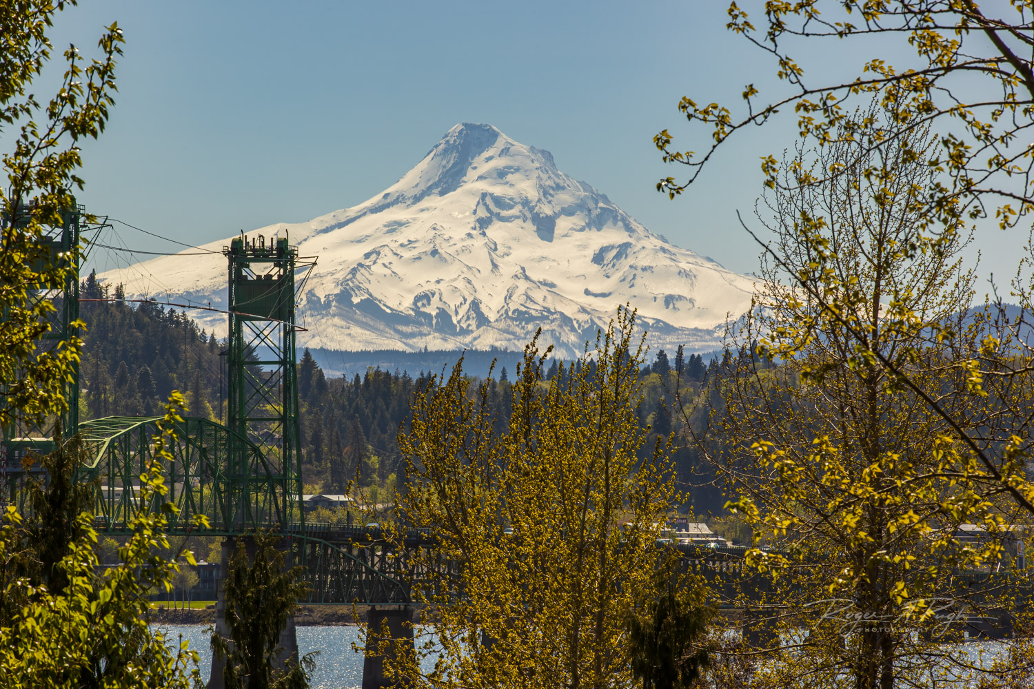 Mt Hood Mt Hood is an impressive peak, one that I like from a distance.